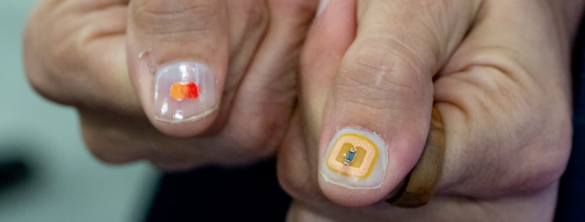 Banner Si può pagare persino con l'unghia: le novità di Mastercard al Salone